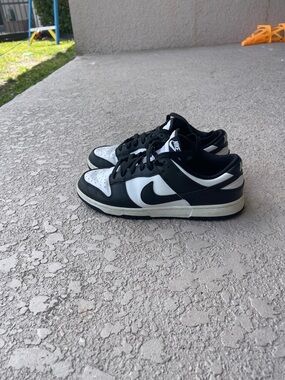 Nike Men's Black and White Low-Top Sneakers